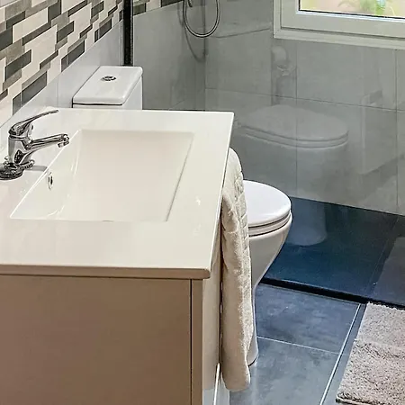 3 Bedroom Amazing In Daire Luanco