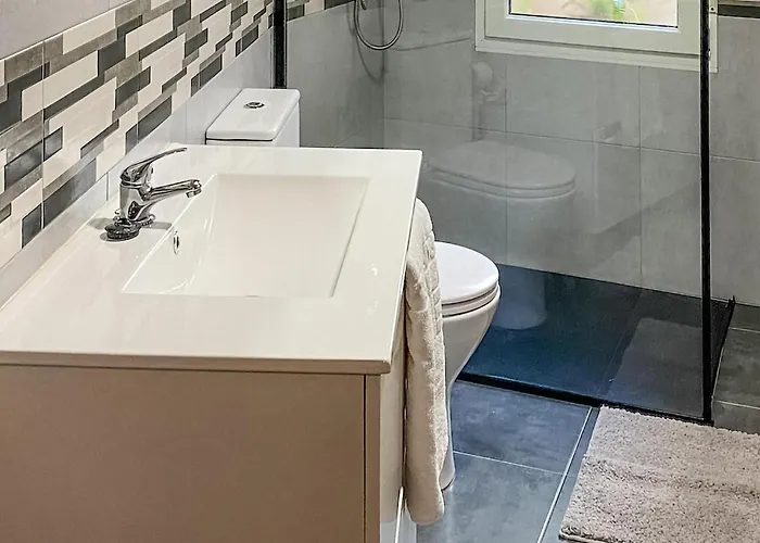 3 Bedroom Amazing In Apartamento Luanco